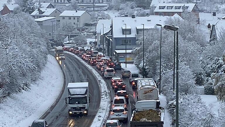 Der erste Schnee dieses Winters sorgte am Morgen für lange Staus an den Ein- und Ausfallstraßen Würzburgs. So wie hier auf der B27 vor Höchberg. Der erste Schnee dieses Winters sorgte am Morgen für lange Staus an den Ein- und Ausfallstraßen Würzburgs. So wie hier auf der B27 vor Höchberg.