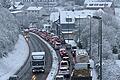Der erste Schnee dieses Winters sorgte am Morgen für lange Staus an den Ein- und Ausfallstraßen Würzburgs. So wie hier auf der B27 vor Höchberg.