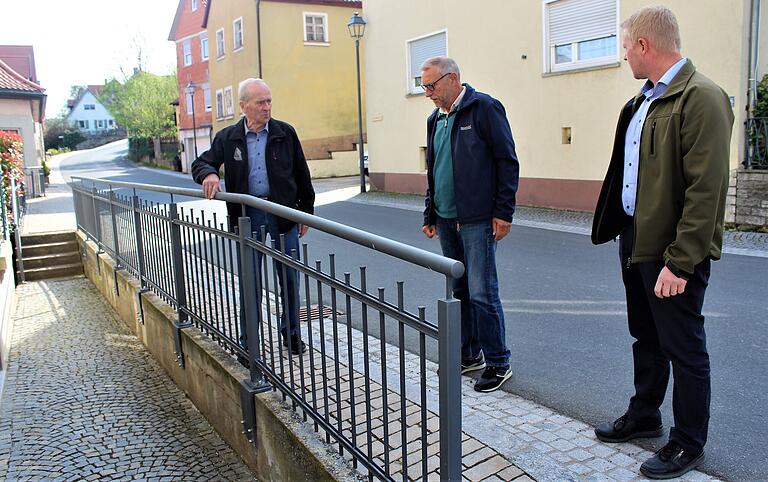 Eine der wenigen Problemstellen bei der Erneuerung in Castell war dieser Bereich an der Straße im Oberdorf. Erhard Renz, Altbürgermeister Jochen Kramer und Bürgermeister Christian Hähnlein erinnerten sich daran. Eine der wenigen Problemstellen bei der Erneuerung in Castell war dieser Bereich an der Straße im Oberdorf. Erhard Renz, Altbürgermeister Jochen Kramer und Bürgermeister Christian Hähnlein erinnerten sich daran.