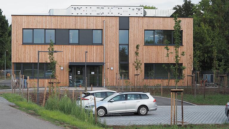 Frischer Wind auf der Kläranlage: Die Verbandsversammlung des Abwasserzweckverbands tagte erstmals im neuen, ökologisch hochwertigen Bürotrakt in Holzoptik. Frischer Wind auf der Kläranlage: Die Verbandsversammlung des Abwasserzweckverbands tagte erstmals im neuen, ökologisch hochwertigen Bürotrakt in Holzoptik.