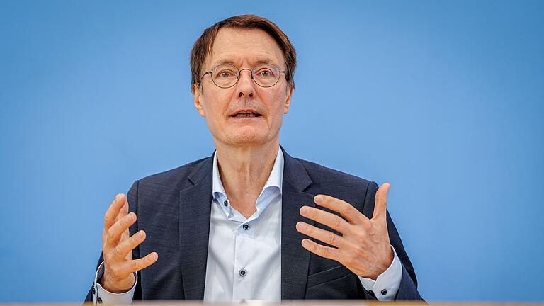 Gesundheitsminister Lauterbach       -  Lauterbach erwartet steigende Sozialversicherungsbeiträge. (Archivbild)