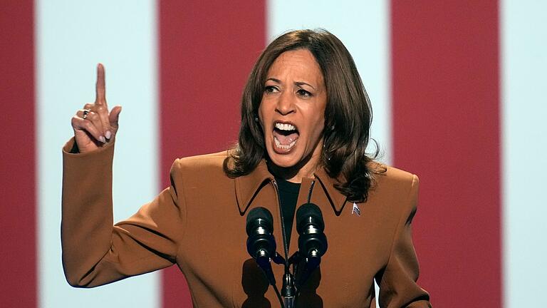 Wahlkampf in den USA - Harris       -  Inmitten der Show und Folklore im US-Wahlkampf zwischen Kamala Harris und ihrem Kontrahenten Donald Trump geht manchmal unter, was alles auf dem Spiel steht bei dieser Abstimmung. (Archivbild)