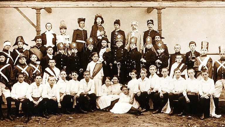 Aufführung 1915 (im Ersten Weltkrieg) eines patriotisches Stückes zur Erinnerung an die Zeit der Befreiungskriege gegen Napoleon 1812 bis 1815. Ein Teil der jungen Lohrer Darsteller trägt Uniformen, die an die Landwehr dieser Zeit erinnern sollen. Die späteren Land- und Bürgerwehren des 19. Jahrhunderts waren ähnlich uniformiert. Aufführung 1915 (im Ersten Weltkrieg) eines patriotisches Stückes zur Erinnerung an die Zeit der Befreiungskriege gegen Napoleon 1812 bis 1815. Ein Teil der jungen Lohrer Darsteller trägt Uniformen, die an die Landwehr dieser Zeit erinnern sollen. Die späteren Land- und Bürgerwehren des 19. Jahrhunderts waren ähnlich uniformiert.