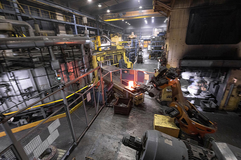 Ein Industrieroboter übernimmt Aufgaben im Bereich der 2500-Tonnen-Presse in der Schmiede am Schaeffler-Standort Schweinfurt. Arbeitssicherheit und Ergonomie wurden dadurch preiswürdig verbessert und mit dem Sicherheitspreis „Schlauer Fuchs“ ausgezeichnet. Ein Industrieroboter übernimmt Aufgaben im Bereich der 2500-Tonnen-Presse in der Schmiede am Schaeffler-Standort Schweinfurt. Arbeitssicherheit und Ergonomie wurden dadurch preiswürdig verbessert und mit dem Sicherheitspreis „Schlauer Fuchs“ ausgezeichnet.