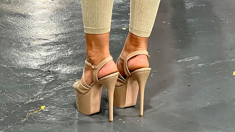 Schule für Schönheitsköniginnen auf den Philippinen       -  Die High Heels, auf denen trainiert wird, sind 17 Zentimeter hoch.
