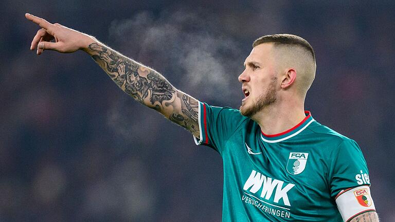VfB Stuttgart - FC Augsburg - Einsatzbereit trotz Rückenproblemen: FCA-Kapitän Jeffrey Gouweleeuw. VfB Stuttgart - FC Augsburg - Einsatzbereit trotz Rückenproblemen: FCA-Kapitän Jeffrey Gouweleeuw.