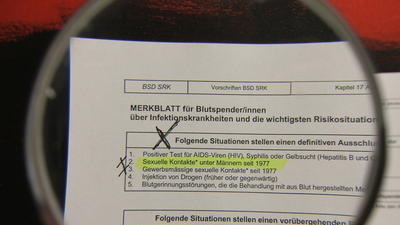 formular - Auf dem Merkblatt für Blutspender steht es schwarz auf weiß: Schwule dürfen kein Blut spenden. formular - Auf dem Merkblatt für Blutspender steht es schwarz auf weiß: Schwule dürfen kein Blut spenden.