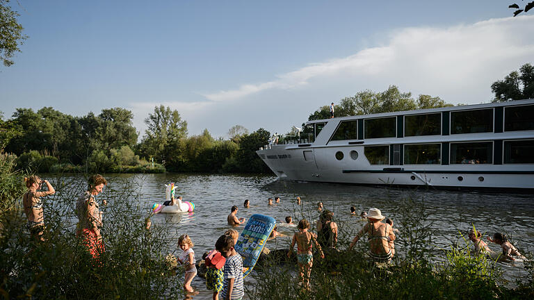 Kreuzfahrtschiff Sanderau       -  Ein Flusskreuzfahrtschiff passiert am Mittwoch (19.07.17) die Sanderau in Würzburg.