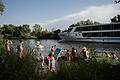 Kreuzfahrtschiff Sanderau       -  Ein Flusskreuzfahrtschiff passiert am Mittwoch (19.07.17) die Sanderau in Würzburg.