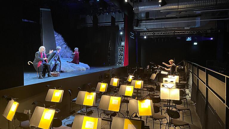 Klavierhauptprobe für 'Hoffmanns Erzählungen' unter der Leitung von Gábor Hontvári. Auf der Bühne der Blauen Halle: Kosma Ranuer, Igor Tsarkov und Silke Evers. Das Bühnenbild von Aída Leonor Guardia ist erstaunlich wandelbar.