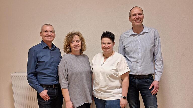 Die Vorsitzenden Martin Thürmer (links) und Ewald Band (rechts) stellen die neuen Leiterinnen der Theatergruppe , Anja Langbroek (2. v. l.) und Diana Unsleber vor.       -  Die Vorsitzenden Martin Thürmer (links) und Ewald Band (rechts) stellen die neuen Leiterinnen der Theatergruppe , Anja Langbroek (2. v. l.) und Diana Unsleber vor.