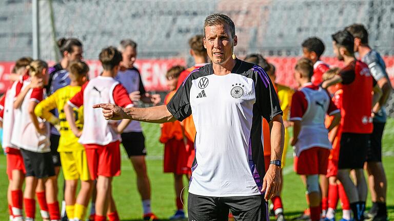 Hannes Wolf, beim DFB zuständig für Training und Entwicklung, demonstriert mit der U-14-Mannschaft der Würzburger Kickers die neue Trainingsphilosophie des DFB. Hannes Wolf, beim DFB zuständig für Training und Entwicklung, demonstriert mit der U-14-Mannschaft der Würzburger Kickers die neue Trainingsphilosophie des DFB.