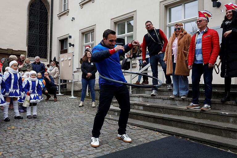 Gescheitert ist Bürgermeister Michael Werner beim Hula-Hoop. Er hätte nur Punkte bekommen für das zu häufige Runterfallen des Ringes . Gescheitert ist Bürgermeister Michael Werner beim Hula-Hoop. Er hätte nur Punkte bekommen für das zu häufige Runterfallen des Ringes .