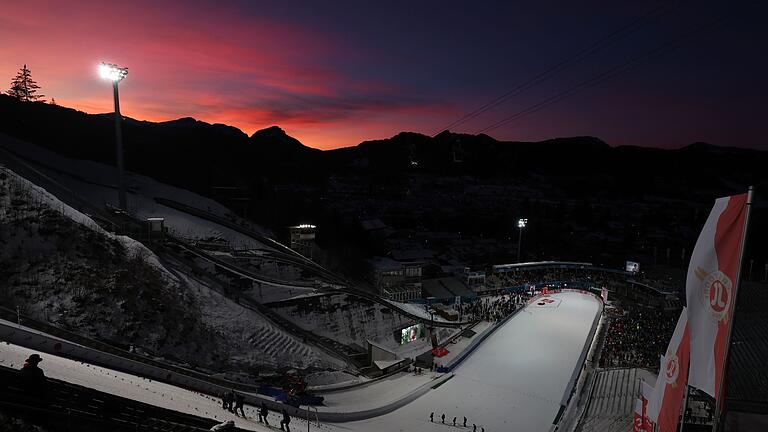 Skispringen Two Nights Tour       -  Die fast leere Arena in Oberstdorf.
