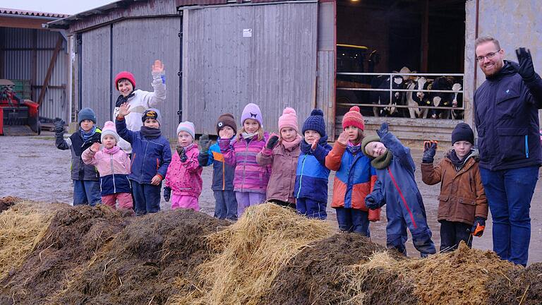 Schöne Grüße vom Misthaufen: Die Großbardorfer Kinder wissen, dass der Mist in den Naturkreislauf zurückkehrt und als guter Dünger verwendet wird. Schöne Grüße vom Misthaufen: Die Großbardorfer Kinder wissen, dass der Mist in den Naturkreislauf zurückkehrt und als guter Dünger verwendet wird.
