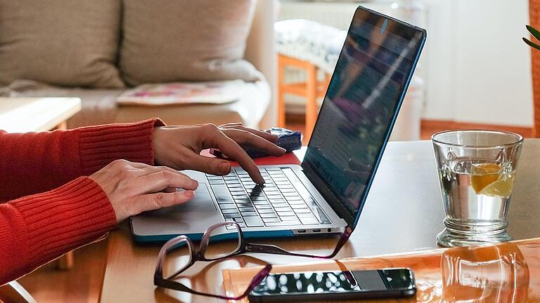 Vieles spielt sich in Corona-Zeiten in den eigenen vier Wänden per Handy oder Laptop ab (Symbolfoto). Dazu kann sogar ein Bürgerstammtisch gehören, wie der Ochsenfurter Ortsteil Darstadt beweist.
