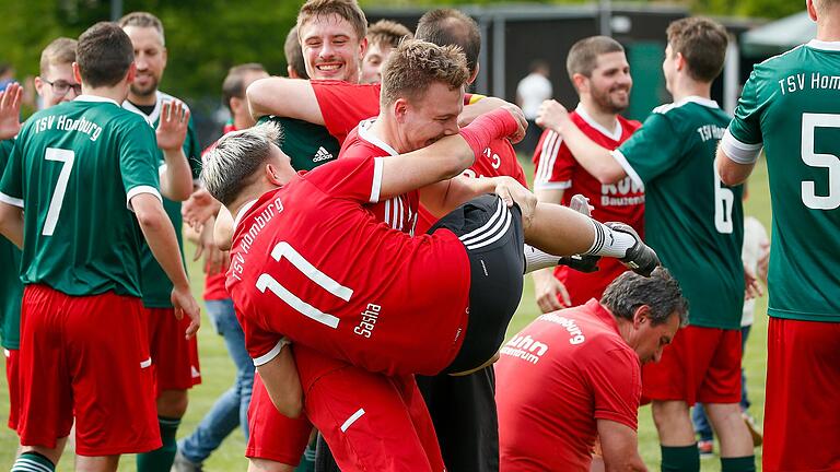 Ausgelassenheit beim TSV Homburg nach dem Titelgewinn in Veitshöchheim: Offensivspieler Sasha Scheurich (vorne, Nummer 11) zeigt beim Jubeln noch artistische Höchstleistungen. Ausgelassenheit beim TSV Homburg nach dem Titelgewinn in Veitshöchheim: Offensivspieler Sasha Scheurich (vorne, Nummer 11) zeigt beim Jubeln noch artistische Höchstleistungen.