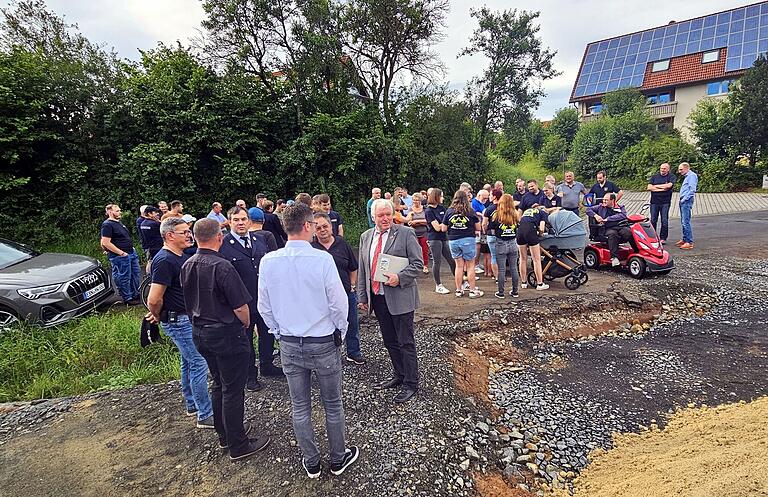 Viele Personen von Unterpreppacher Vereinen kamen zum Spatenstich Viele Personen von Unterpreppacher Vereinen kamen zum Spatenstich