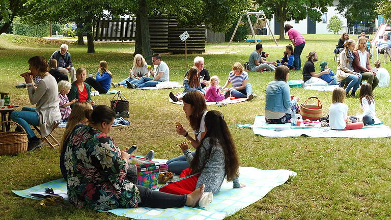 Viele kamen zum ersten Picknickgottesdienst auf dem Spielplatzgelände in Buchbrunn. Viele kamen zum ersten Picknickgottesdienst auf dem Spielplatzgelände in Buchbrunn.