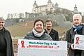 Der Leiter der Caritas und Domkapitular Clemens Bieber (von links), die Leiterin der Caritas Aidsberatung Unterfranken, Heidrun Brand, Oberbürgermeister Christian Schuchardt und Dieter Wenderlein von Sant'Egidio machen auf den Welt-Aids-Tag am 1. Dezember aufmerksam.&nbsp;
