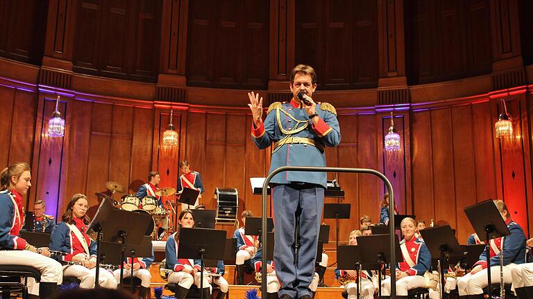 Matthias Zull beim Faschingskonzert des Jugendmusikkorps im Max-Littmann-Saal - Matthias Zull beim Faschingskonzert des Jugendmusikkorps im Max-Littmann-Saal Matthias Zull beim Faschingskonzert des Jugendmusikkorps im Max-Littmann-Saal - Matthias Zull beim Faschingskonzert des Jugendmusikkorps im Max-Littmann-Saal
