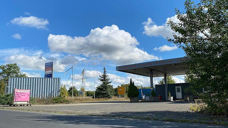 Ein Wohnheim für geflüchtete Menschen ist in Volkach 'Im Seelein 40' geplant. Auf dem Grundstück an der Ecke der Staatsstraße und Dimbacher Straße befanden sich früher Autowerkstatt und Tankstelle, später der Imbiss 'myboxenstop'. Was davon noch übrig ist, soll abgerissen werden. Ein Wohnheim für geflüchtete Menschen ist in Volkach 'Im Seelein 40' geplant. Auf dem Grundstück an der Ecke der Staatsstraße und Dimbacher Straße befanden sich früher Autowerkstatt und Tankstelle, später der Imbiss 'myboxenstop'. Was davon noch übrig ist, soll abgerissen werden.