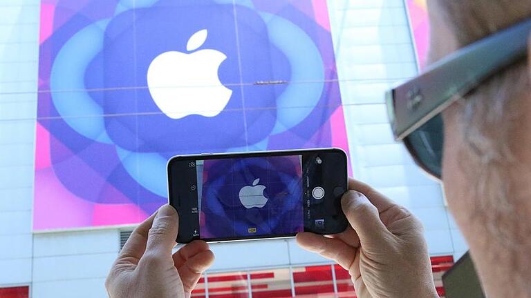 Entwicklerkonferenz WWDC 2015 von Apple - In San Francisco: Das Logo der Apple-Entwicklerkonferenz WWDC im Monitor der Kamera eines iPhones. Entwicklerkonferenz WWDC 2015 von Apple - In San Francisco: Das Logo der Apple-Entwicklerkonferenz WWDC im Monitor der Kamera eines iPhones.
