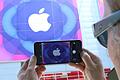 Entwicklerkonferenz WWDC 2015 von Apple       -  In San Francisco: Das Logo der Apple-Entwicklerkonferenz WWDC im Monitor der Kamera eines iPhones.