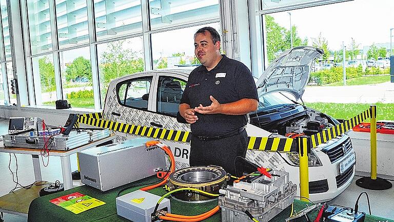 Elektrisch betriebene Autos sind mit 400 bis 800 Volt Spannung unterwegs. ZF Aftermarket bietet für Werkstätten besondere Schulungen an. Harald Dämpfle ist einer der Experten.