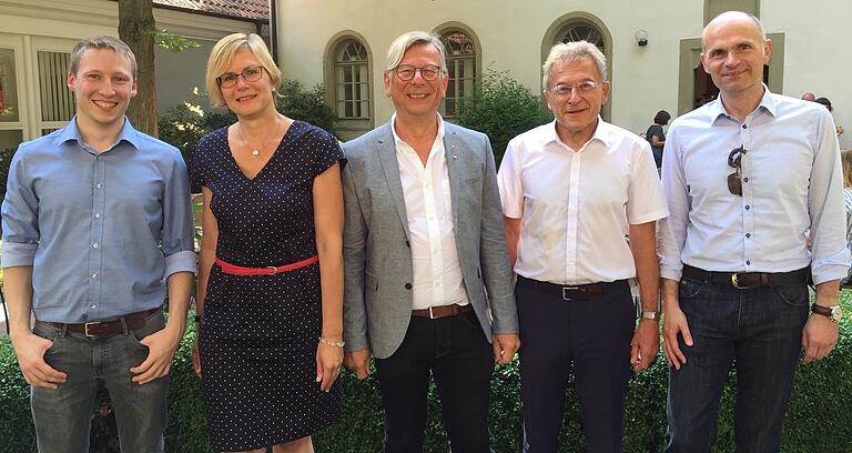 Im Kreis der Kollegen: Klaus Schemmerling (Mitte) mit Michael Balk, Renate Knaut (von links) und Holger Weininger (rechts), alle Vorstandsmitglieder des Bayerischen Volkshochschulverbands (BVV), Bezirk Unterfranken, sowie Kornelius Schlehlein, Vorsitzender des BVV (Zweiter von rechts). Im Kreis der Kollegen: Klaus Schemmerling (Mitte) mit Michael Balk, Renate Knaut (von links) und Holger Weininger (rechts), alle Vorstandsmitglieder des Bayerischen Volkshochschulverbands (BVV), Bezirk Unterfranken, sowie Kornelius Schlehlein, Vorsitzender des BVV (Zweiter von rechts).
