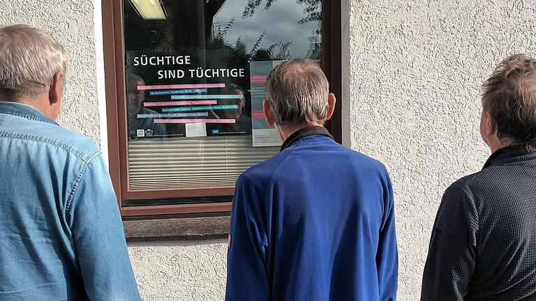 Besucher vor dem Gruppenraum des Kolpinghaus.