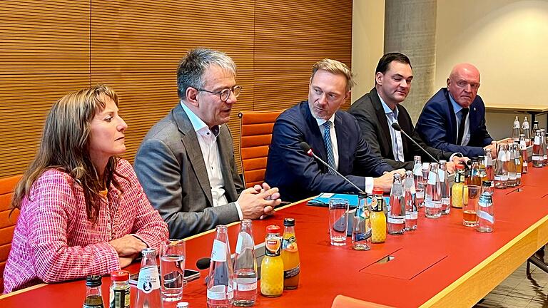 Der Präsident des Bayerischen Landkreistags, Thomas Karmasin (Zweiter von links), konnte ebenso wie Landrat Thomas Habermann (rechts) dem FDP-Finanzminister Christian Lindner (Mitte) die Sorgen der bayerischen Landkreise aufzählen. Der Präsident des Bayerischen Landkreistags, Thomas Karmasin (Zweiter von links), konnte ebenso wie Landrat Thomas Habermann (rechts) dem FDP-Finanzminister Christian Lindner (Mitte) die Sorgen der bayerischen Landkreise aufzählen.
