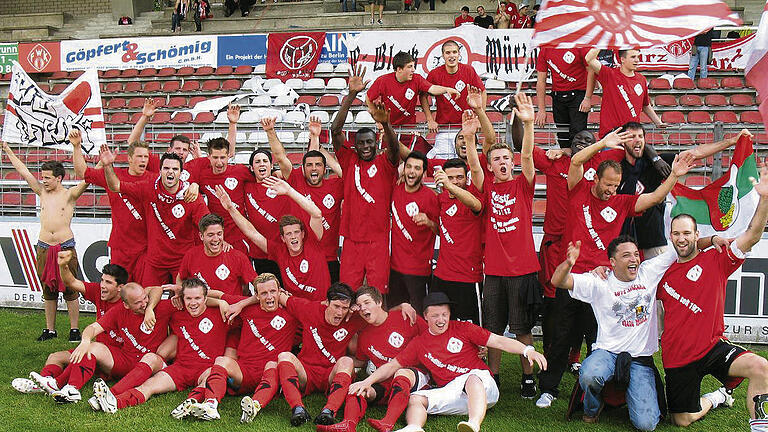 Die Würzburger Kickers bejubeln nach dem 4:0 über Frammersbach ausgelassen den Titelgewinn in der Landesliga Nord: (hinten von links): Moritz Vollmer, Maksut Azizi, Alexander Weidner, Andreas Bauer, Lorenzo Tertan, Zajo Desic, Idrissa Sow, Fazdel Tahir, Unor Ulusoy, Daniel Donaldson (leicht verdeckt), ein Fan, Co-Trainer Lamine Cisse und Trainer Dieter Wirsching sowie (in der Mitte von links) Adrian Graf, Thomas Popp und (vorne von links) Bilal Yücetag, Sergey Zimin, Frank Wirsching, Marc Reitmaier, Matthias Eichler, Nikolas Wirsching, Anton Ochs und (ganz rechts) Daniel Tsiflidis. Die Würzburger Kickers bejubeln nach dem 4:0 über Frammersbach ausgelassen den Titelgewinn in der Landesliga Nord: (hinten von links): Moritz Vollmer, Maksut Azizi, Alexander Weidner, Andreas Bauer, Lorenzo Tertan, Zajo Desic, Idrissa Sow, Fazdel Tahir, Unor Ulusoy, Daniel Donaldson (leicht verdeckt), ein Fan, Co-Trainer Lamine Cisse und Trainer Dieter Wirsching sowie (in der Mitte von links) Adrian Graf, Thomas Popp und (vorne von links) Bilal Yücetag, Sergey Zimin, Frank Wirsching, Marc Reitmaier, Matthias Eichler, Nikolas Wirsching, Anton Ochs und (ganz rechts) Daniel Tsiflidis.
