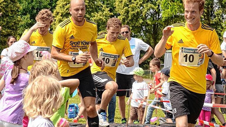 DSC_9067 - Ungewohntes Duell: Die Fußballer vom FC Thulba mussten sich in Nüdlingen gegen „Wasserbomben“ verteidigen. DSC_9067 - Ungewohntes Duell: Die Fußballer vom FC Thulba mussten sich in Nüdlingen gegen „Wasserbomben“ verteidigen.