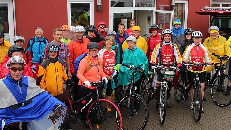 Rund 30 Männer und Frauen fahren bei der &bdquo;Radtour für Organspende&ldquo; von Bayreuth bis Frankfurt am Main. Am Mittwoch rasteten sie in der Praxis des Internisten Dr. Holger Naujoks in Karlstadt.
