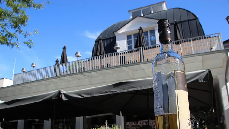 Am Rosengarten hat Bad Kissingens erstes Weingut eröffnet. In dem Gebäude am Rosengarten gibt es fränkische Spezialitäten und Einblicke in die Weinherstellung. Foto: Johannes Schlereth       -  Am Rosengarten hat in Bad Kissingen ein neues Weingut eröffnet. In dem Gebäude am Rosengarten gibt es fränkische Spezialitäten und Einblicke in die Weinherstellung. Foto: Johannes Schlereth