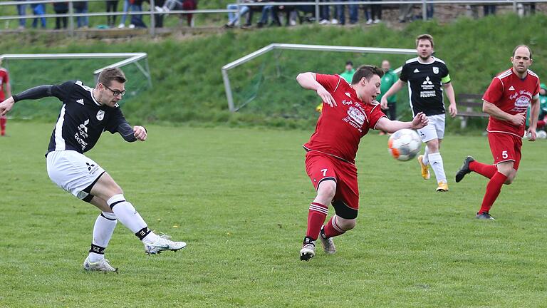 14 Tore hat Christoph Ullrich (links) für den A-Klassen-Spitzenreiter TSV Zell in dieser Saison erzielt. Am Sonntag soll gegen den FSV Krum endlich der Titel eingefahren werden. 14 Tore hat Christoph Ullrich (links) für den A-Klassen-Spitzenreiter TSV Zell in dieser Saison erzielt. Am Sonntag soll gegen den FSV Krum endlich der Titel eingefahren werden.