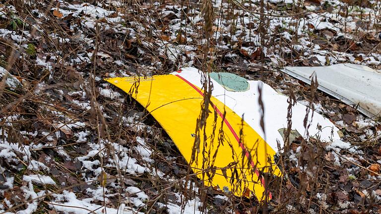 Frachtflugzeug aus Leipzig stürzt auf Wohngebäude in Litauen       -  Auf einem Trümmerteil des abgestürzten Flugzeugs sind die DHL-Farben zu sehen.