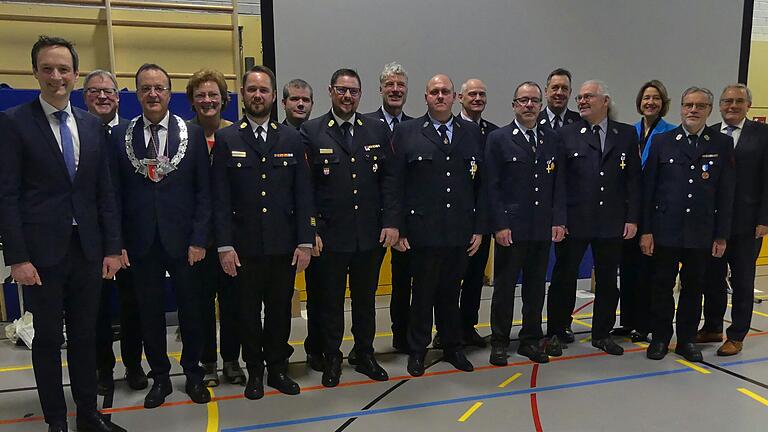 Zum letzten Mal überreichte Kreisbrandrat Holger Strunk Urkunden und Ehrennadeln an verdiente Feuerwehrkameraden aus der Gemeinde. Strunk veraschiedet sich im Frühjahr in den Ruhestand.