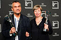 Deutsche Autorin Erpenbeck gewinnt International Booker Prize.jpeg       -  Jenny Erpenbeck, Autorin von 'Kairos', und Übersetzer Michael Hofmann posieren mit der Trophäe, nachdem sie den International Booker Prize gewonnen haben.