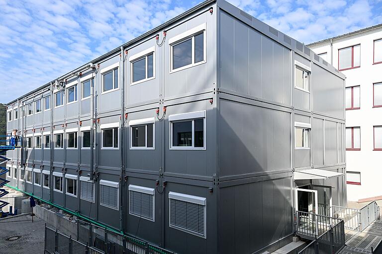 Der dreistöckige FLG-Containerbau zwischen der Realschule und dem von FLG und Realschule gemeinsam genutzten neuen Erweiterungsbau. Der dreistöckige FLG-Containerbau zwischen der Realschule und dem von FLG und Realschule gemeinsam genutzten neuen Erweiterungsbau.