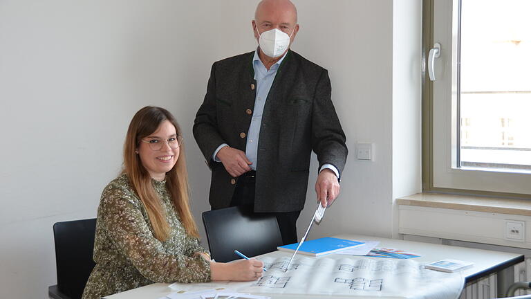 Ramona Nürnberger berät Bürger rund um das Thema Wohnen im Alter. Über das neue Angebot des Landkreises freut sich auch Landrat Thomas Habermann. Ramona Nürnberger berät Bürger rund um das Thema Wohnen im Alter. Über das neue Angebot des Landkreises freut sich auch Landrat Thomas Habermann.