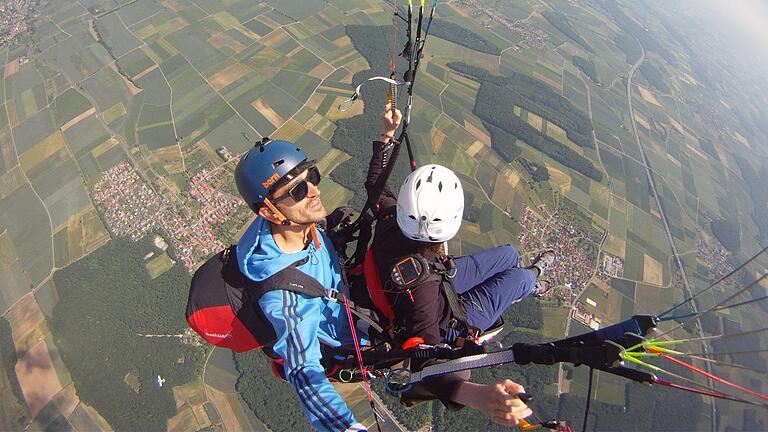Höhe, Weite, Stille: Andreas Gessner genießt seinen Tandem-Flug mit Freundin Mona Tareilus.