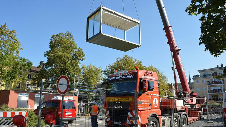 Bereits im September 2023 waren die Container für die geplante Übergangslösung der Postbank-Filiale am Salinenparkplatz in Bad Kissingen angeliefert worden. Bereits im September 2023 waren die Container für die geplante Übergangslösung der Postbank-Filiale am Salinenparkplatz in Bad Kissingen angeliefert worden.