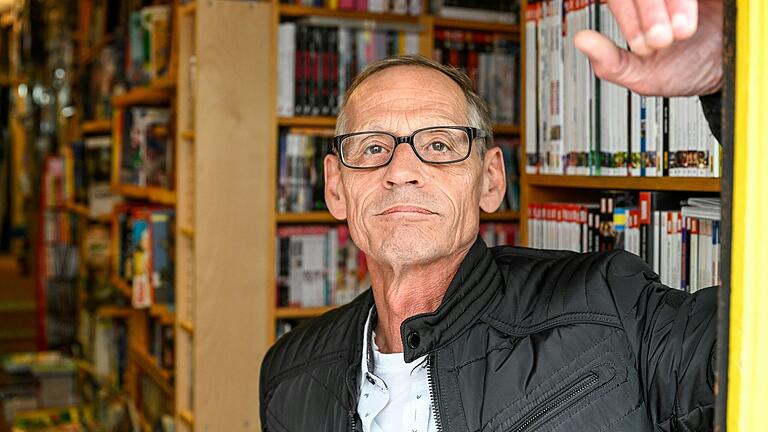 Der 'phantastisch!'-Chef Klaus Bollenhöfer in Hermkes Romanboutique, seinem 'zweiten Wohnzimmer', wo er sich regelmäßig mit Menschen aus der Phantastik-Szene trifft. Der 'phantastisch!'-Chef Klaus Bollenhöfer in Hermkes Romanboutique, seinem 'zweiten Wohnzimmer', wo er sich regelmäßig mit Menschen aus der Phantastik-Szene trifft.