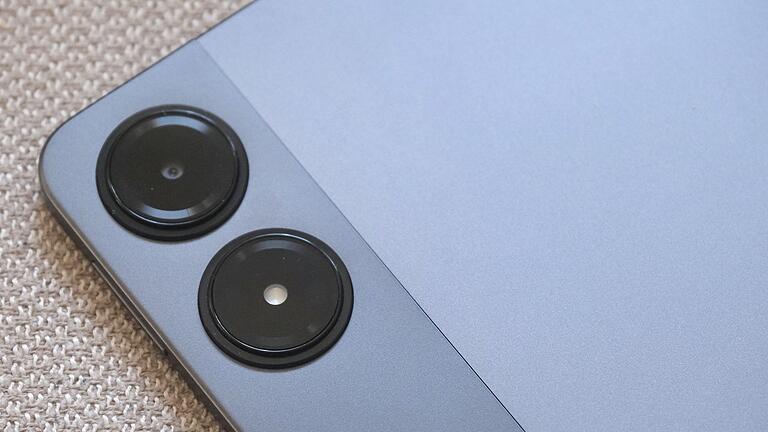 Xiaomi Redmi Pad Pro - Lassen Sie sich nicht von den zwei großen Linsen auf der Rückseite täuschen. Dahinter stecken nur ein LED-Blitz und eine mittelmäßige Kamera, die aber für das Fotografieren von Dokumenten ausreicht. Xiaomi Redmi Pad Pro - Lassen Sie sich nicht von den zwei großen Linsen auf der Rückseite täuschen. Dahinter stecken nur ein LED-Blitz und eine mittelmäßige Kamera, die aber für das Fotografieren von Dokumenten ausreicht.