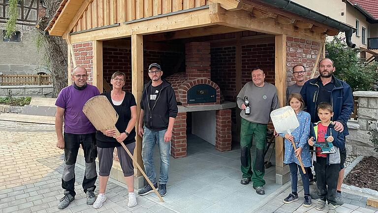 Backhaus mit einigen Theinheimer Bürgern.