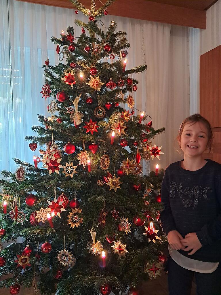 Carola Öchsner aus Goßmannsdorf hat ihren Christbaum zusammen mit ihrer siebenjährigen Enkelin Laura geschmückt. Carola Öchsner aus Goßmannsdorf hat ihren Christbaum zusammen mit ihrer siebenjährigen Enkelin Laura geschmückt.