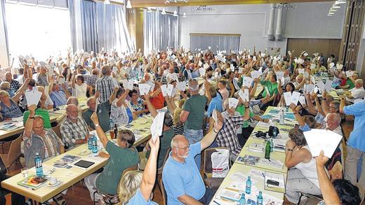 Klares Votum: Mit großer Mehrheit stimmen die Delegierten bei der Hauptversammlung des Rhönklubs für die vorgeschlagenen Kandidaten des Hauptvorstandes. Klares Votum: Mit großer Mehrheit stimmen die Delegierten bei der Hauptversammlung des Rhönklubs für die vorgeschlagenen Kandidaten des Hauptvorstandes.