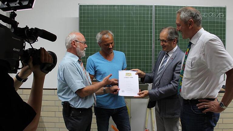 Ein toller Moment für alle Beteiligten: Schulleiter Egon Bauß und Konrektor Achim Libischer (von links) erhalten von Bürgermeister Eberhard Streit die Urkunde zur Namensverleihung &bdquo;Udo-Lindenberg-Mittelschule Mellrichstadt. Walter Volkmuth (rechts) vom Schulamt freute sich ebenfalls. Der Beitrag zur Namensgebung der Mittelschule wird bei TV Touring an diesem Mittwoch zwischen 18 und 18.30 Uhr gesendet.